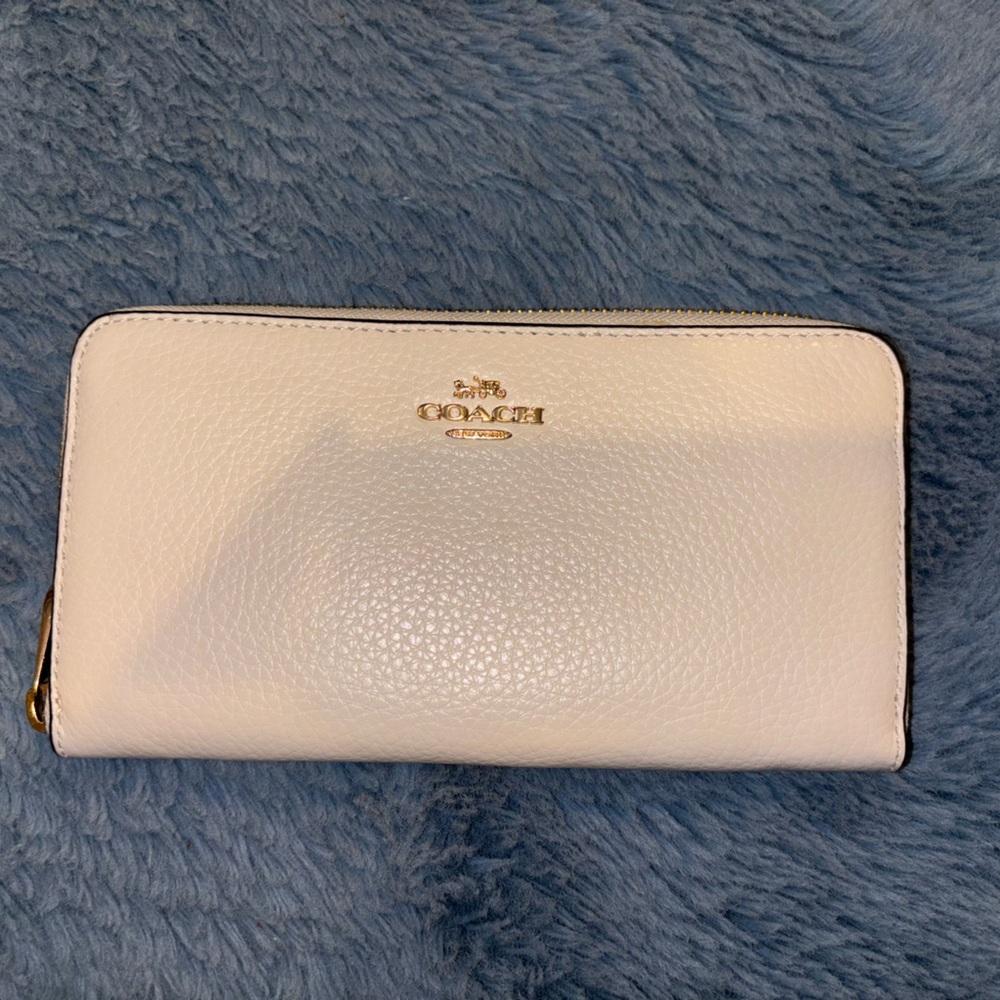 Coach women’s white wallet never worn with tag